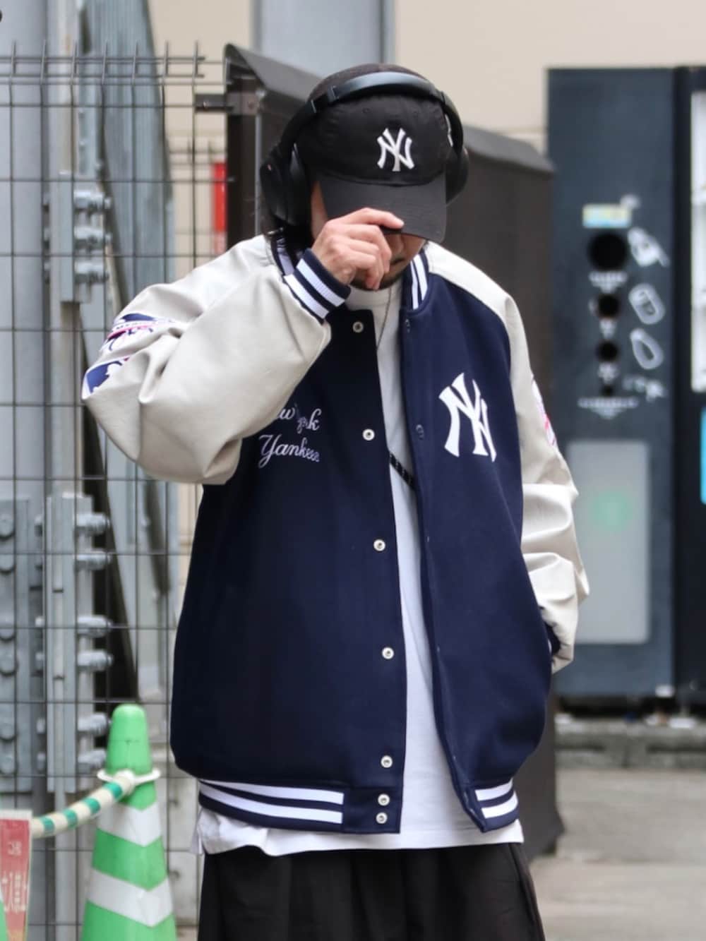 ブルー系のスタジャンを着用したメンズの秋コーディネートの3枚目の写真