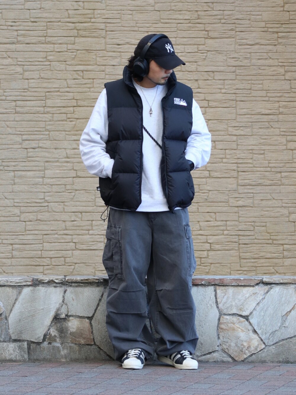 ブラック系のダウンベスト、ブラック系のカーゴパンツを着用したメンズの冬コーディネートの2枚目の写真