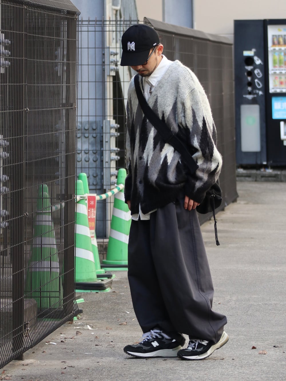 ブラック系のカーディガン/ボレロ、ホワイト系のシャツ/ブラウスを着用したメンズの秋コーディネートの2枚目の写真