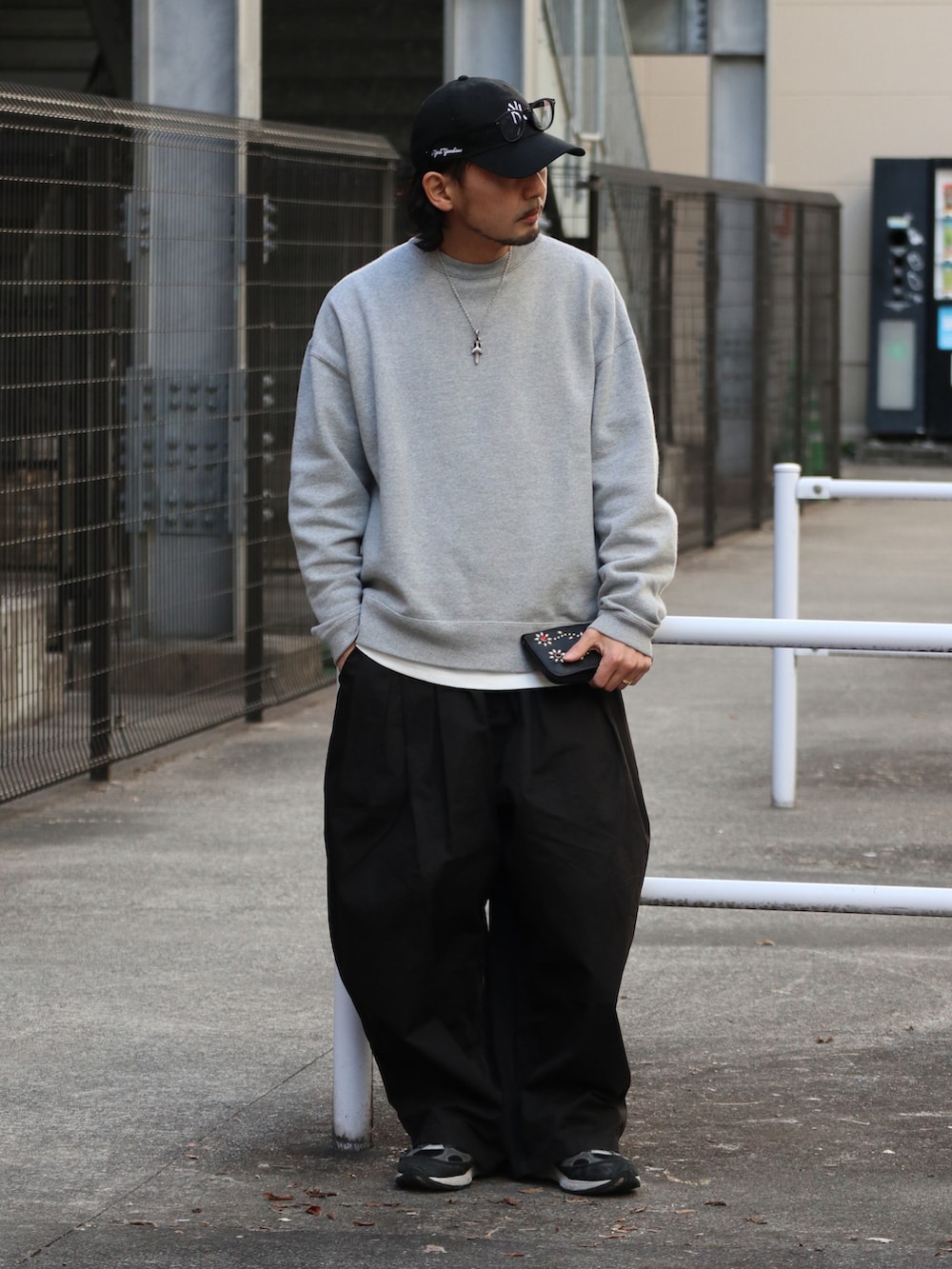 グレー系のスウェットを着用したメンズの春コーディネートの2枚目の写真