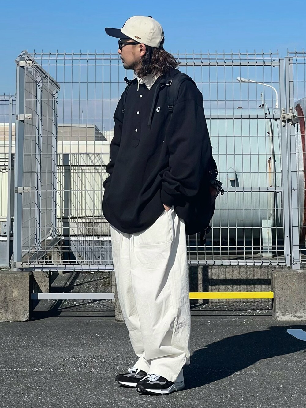 ブラック系のシャツ/ブラウス、ホワイト系のその他パンツ、ブラック系のスニーカーを着用したメンズの冬コーディネートの2枚目の写真