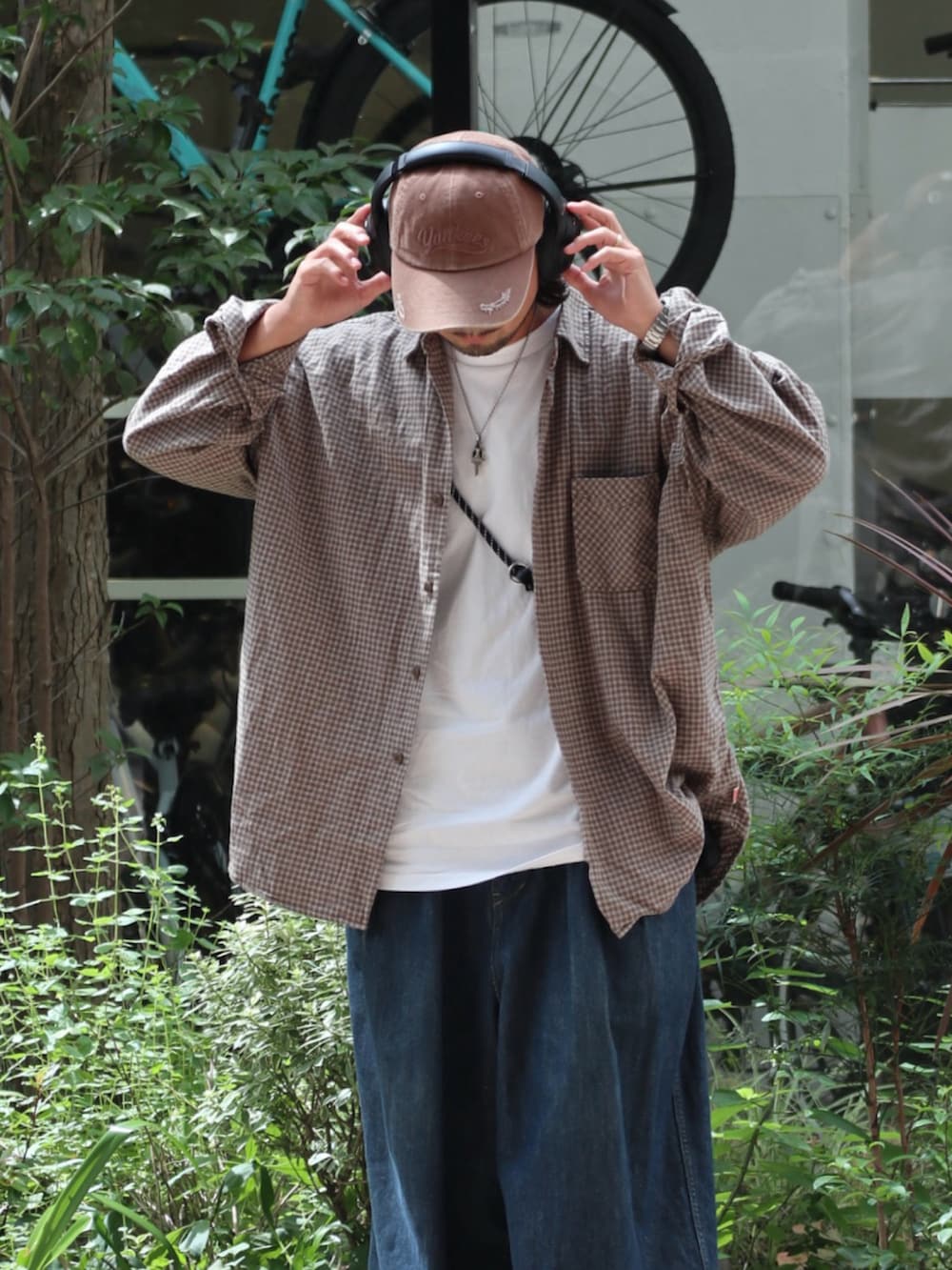 ブラウン系のシャツ/ブラウス、ブルー系のデニムパンツ、ブラウン系のキャップを着用したメンズの秋コーディネートの3枚目の写真