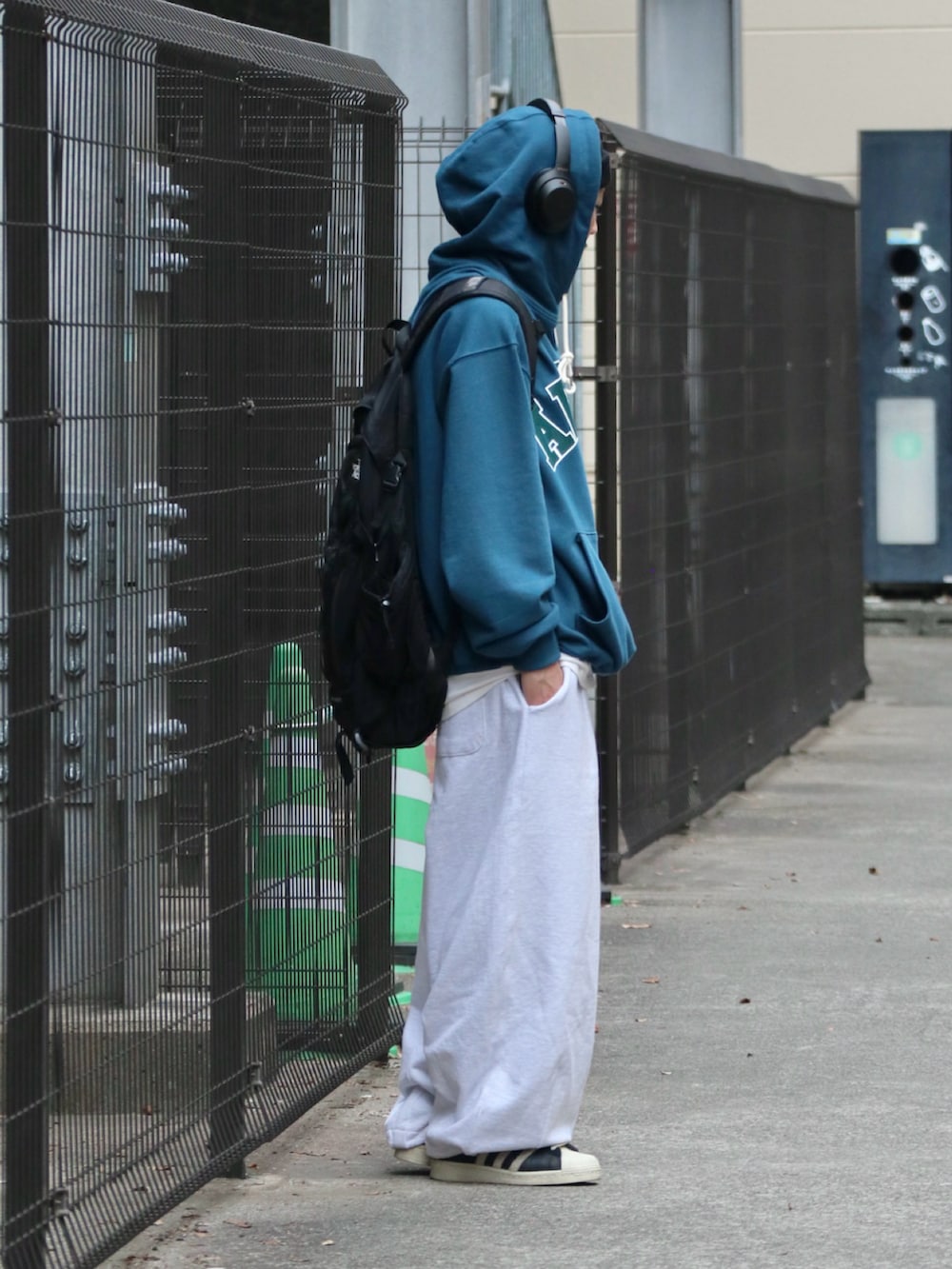 ブルー系のパーカー、ホワイト系のスウェットパンツを着用したメンズの冬コーディネートの3枚目の写真