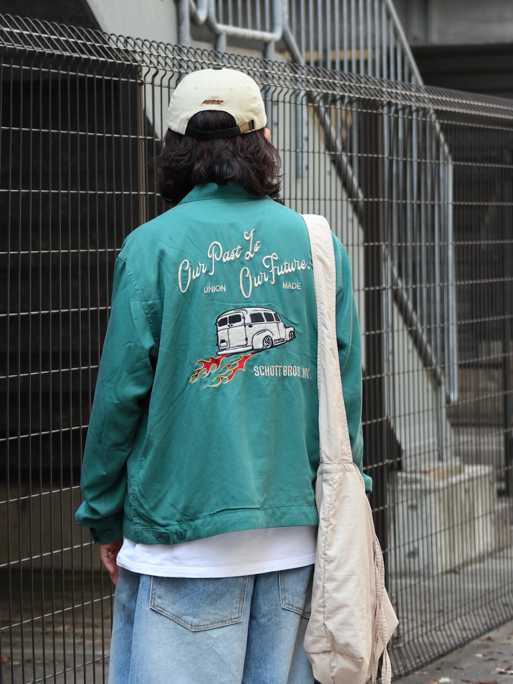 グリーン系のその他アウター、シルバー系のピアス（片耳用）を着用したメンズの秋コーディネートの3枚目の写真