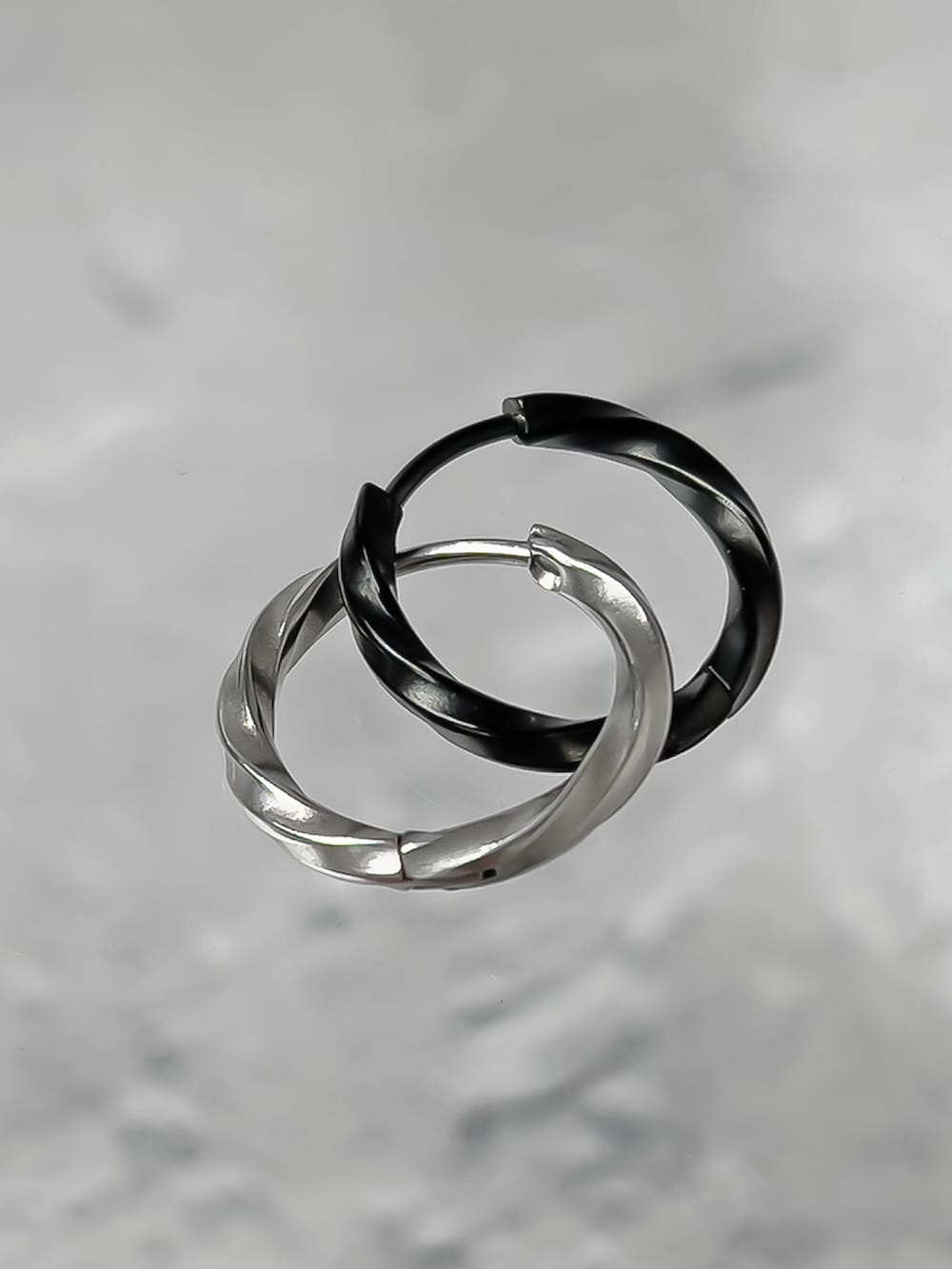 ブラック系のTシャツ/カットソー、シルバー系のピアス（片耳用）を着用したメンズの夏コーディネートの4枚目の写真