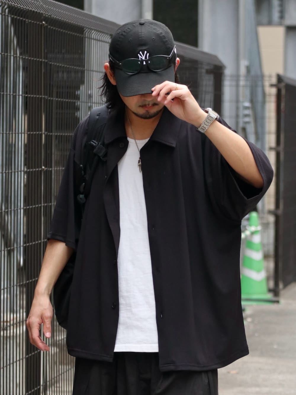 ブラック系のシャツ/ブラウス、ブラック系のスニーカーを着用したメンズの春コーディネートの2枚目の写真