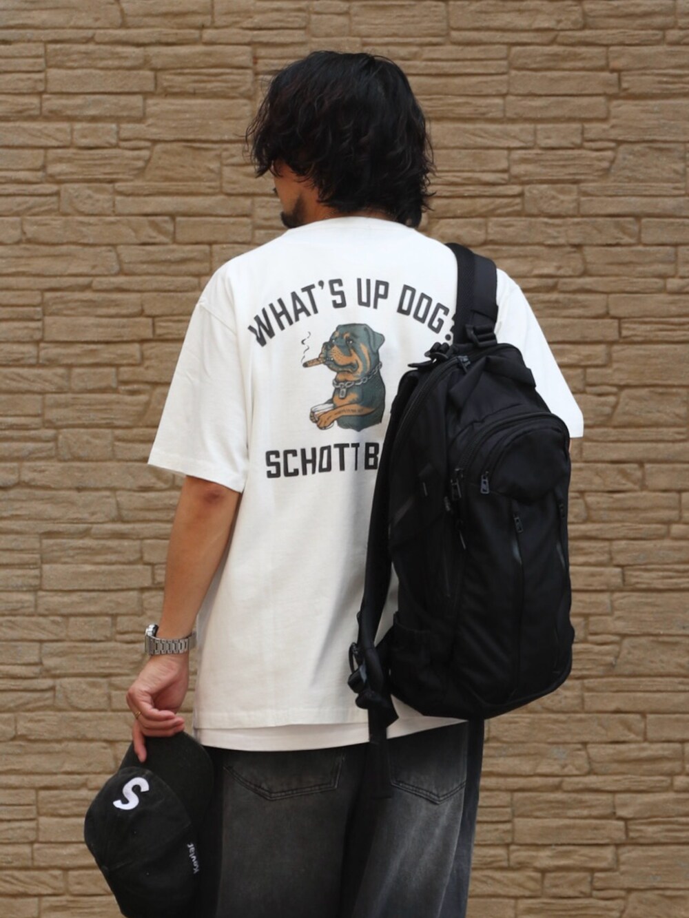 ホワイト系のTシャツ/カットソー、ブラック系のバックパック/リュックを着用したメンズの夏コーディネートの2枚目の写真