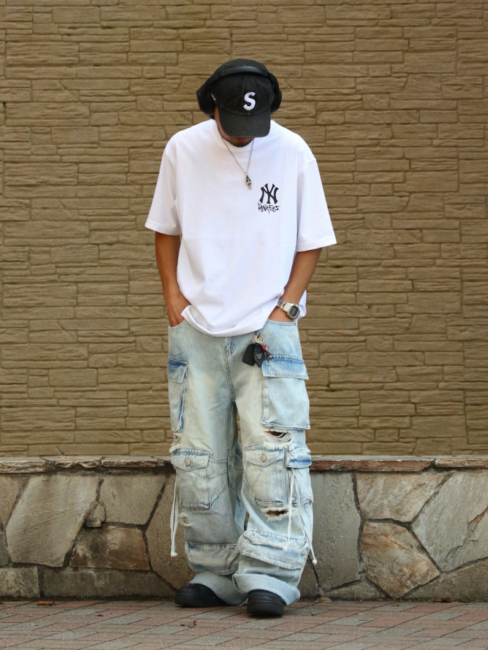 その他のカーゴパンツ、ホワイト系のTシャツ/カットソーを着用したメンズの夏コーディネートの3枚目の写真