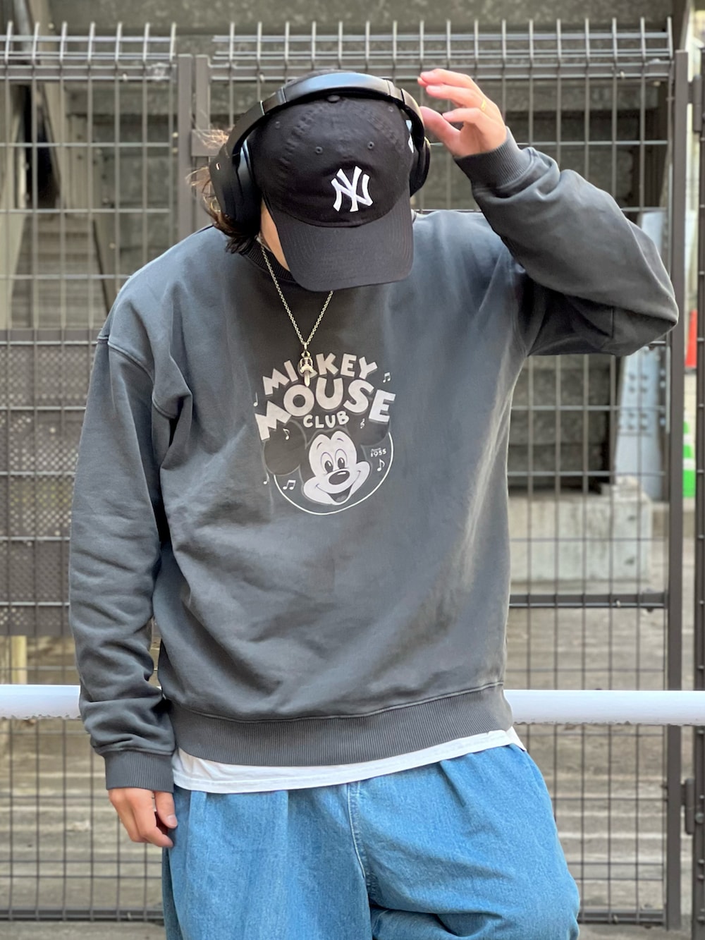 グレー系のスウェットを着用したメンズの春コーディネートの2枚目の写真