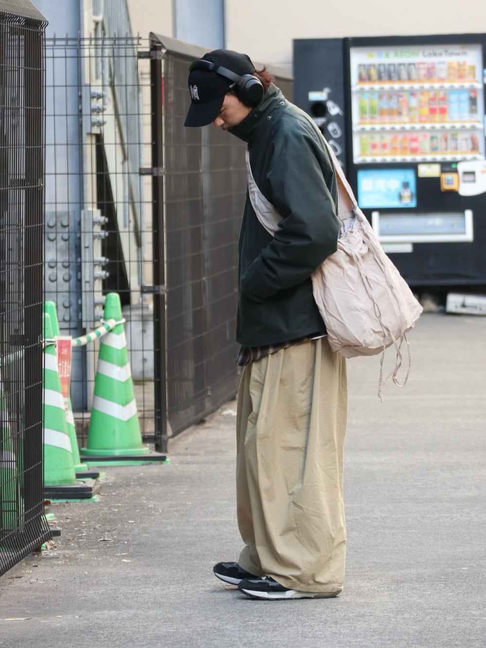 グリーン系のブルゾン、ブラウン系のシャツ/ブラウスを着用したメンズの冬コーディネートの3枚目の写真