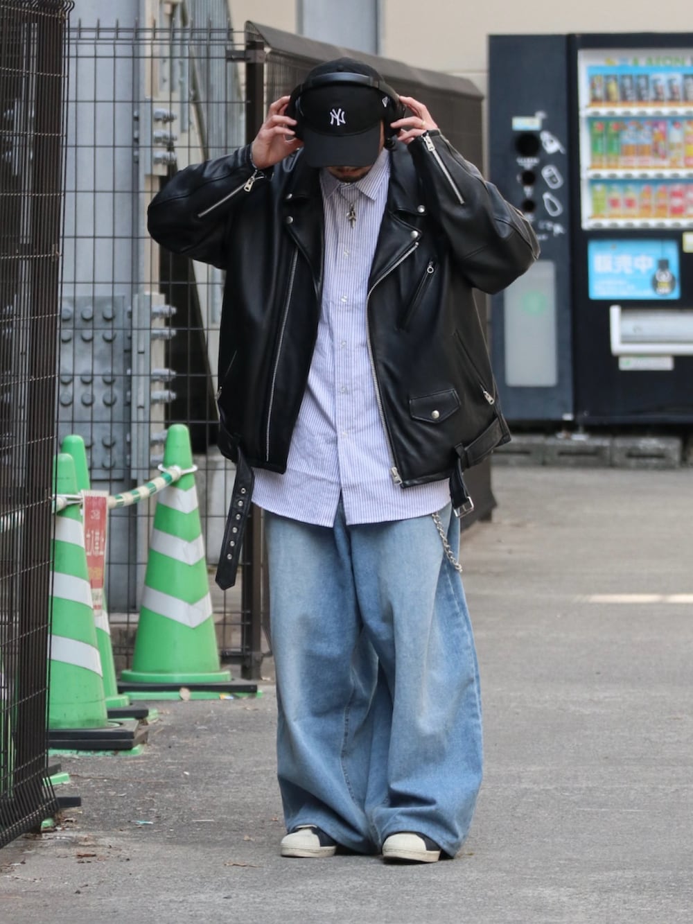 その他のシャツ/ブラウス、ブルー系のデニムパンツ、シルバー系のウォレットチェーンを着用したメンズの春コーディネートの3枚目の写真