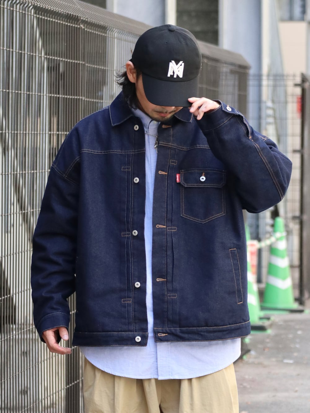 ブルー系のデニムジャケット、ブルー系のシャツ/ブラウス、ベージュ系のパンツを着用したメンズの秋コーディネートの2枚目の写真