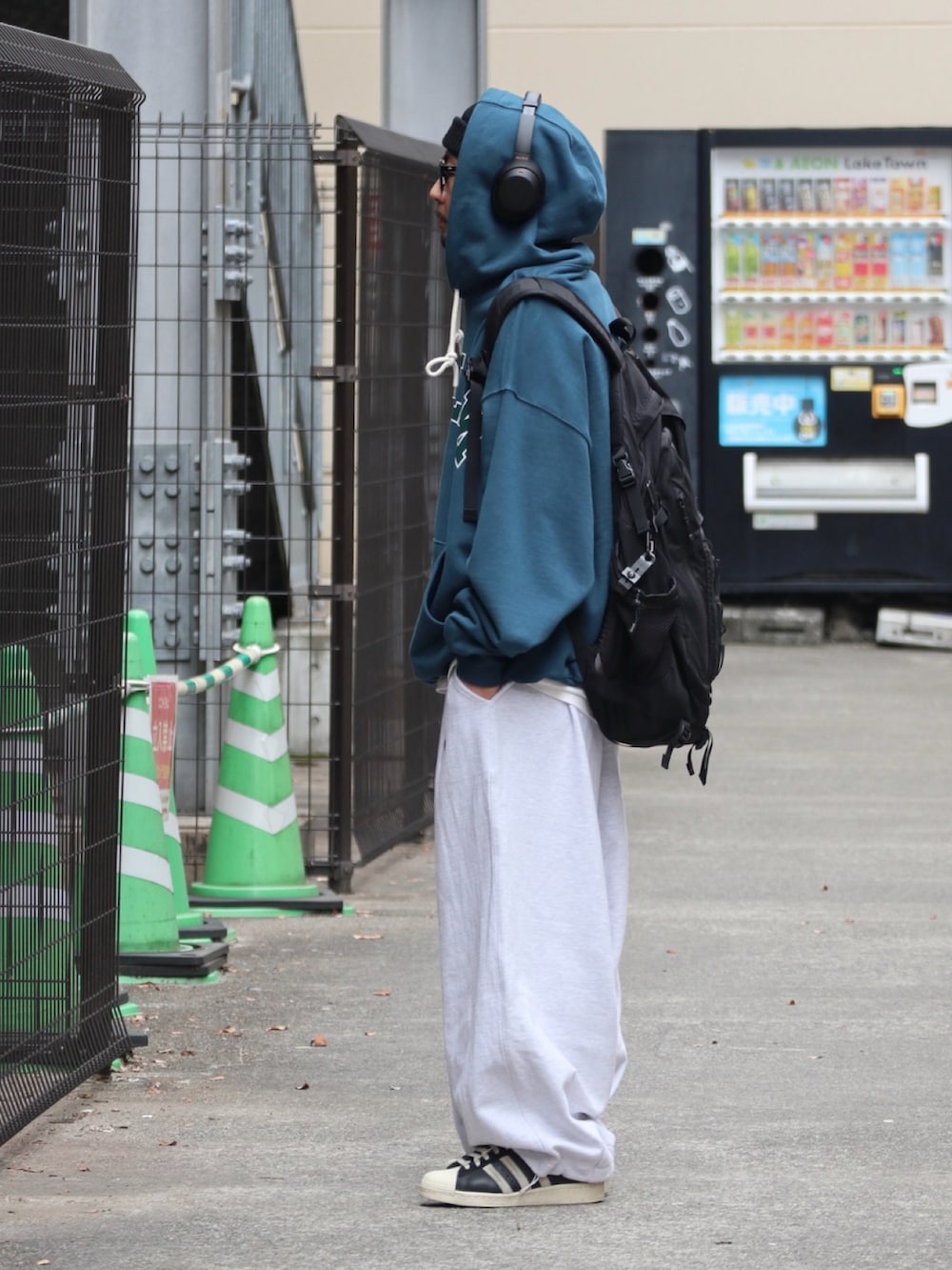 ブルー系のパーカー、ホワイト系のスウェットパンツを着用したメンズの冬コーディネートの2枚目の写真