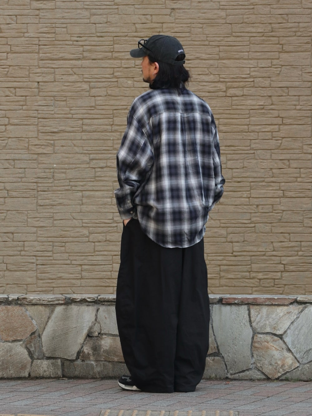 ブラック系のシャツ/ブラウス、シルバー系のピアス（片耳用）を着用したメンズの春コーディネートの3枚目の写真