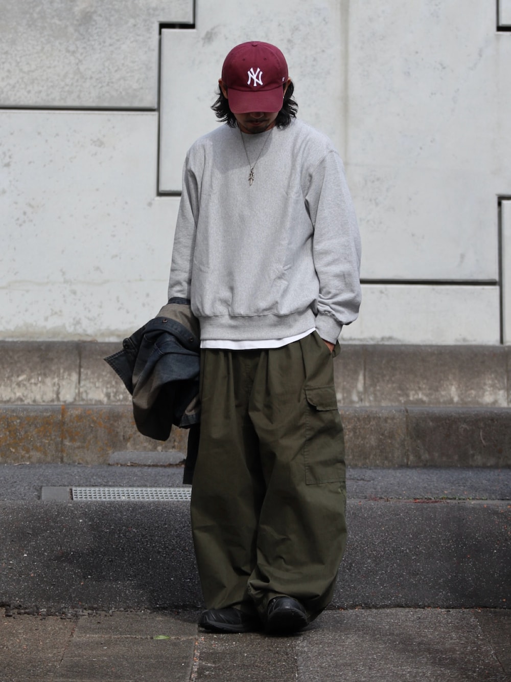 グレー系のスウェット、ブラック系のスニーカー、シルバー系のピアス（片耳用）を着用したメンズの秋コーディネートの2枚目の写真