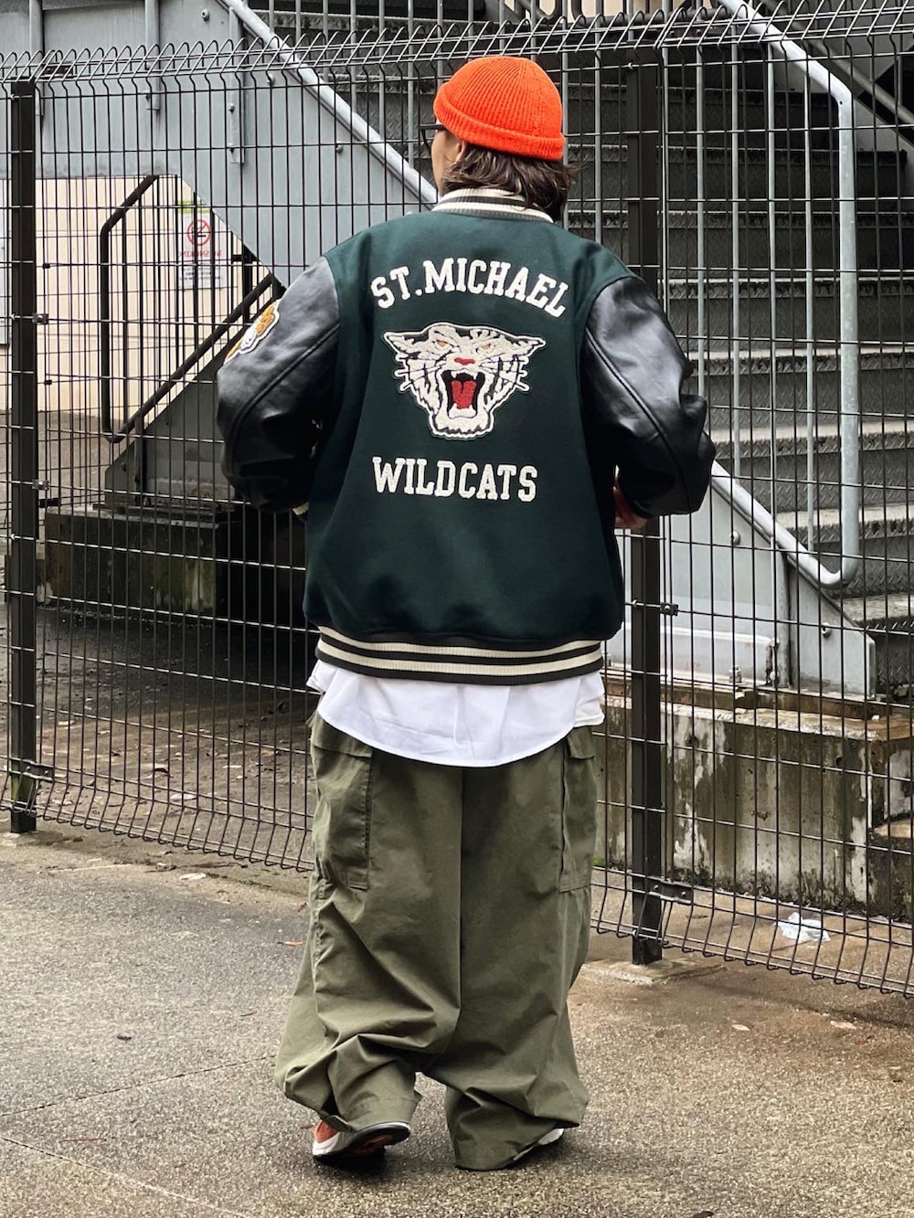 グリーン系のスタジャン、グリーン系のその他パンツ、ホワイト系のシャツ/ブラウスを着用したメンズの秋コーディネートの2枚目の写真