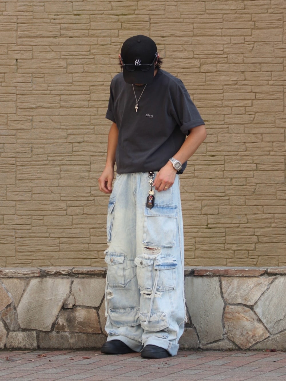 ブラック系のTシャツ/カットソー、その他のカーゴパンツを着用したメンズの夏コーディネートの2枚目の写真