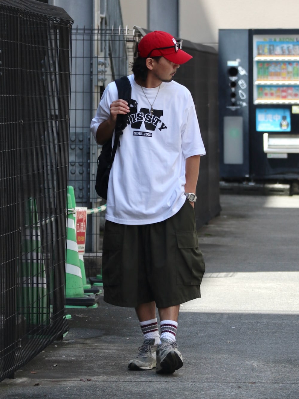 ホワイト系のTシャツ/カットソーを着用したメンズの夏コーディネートの3枚目の写真