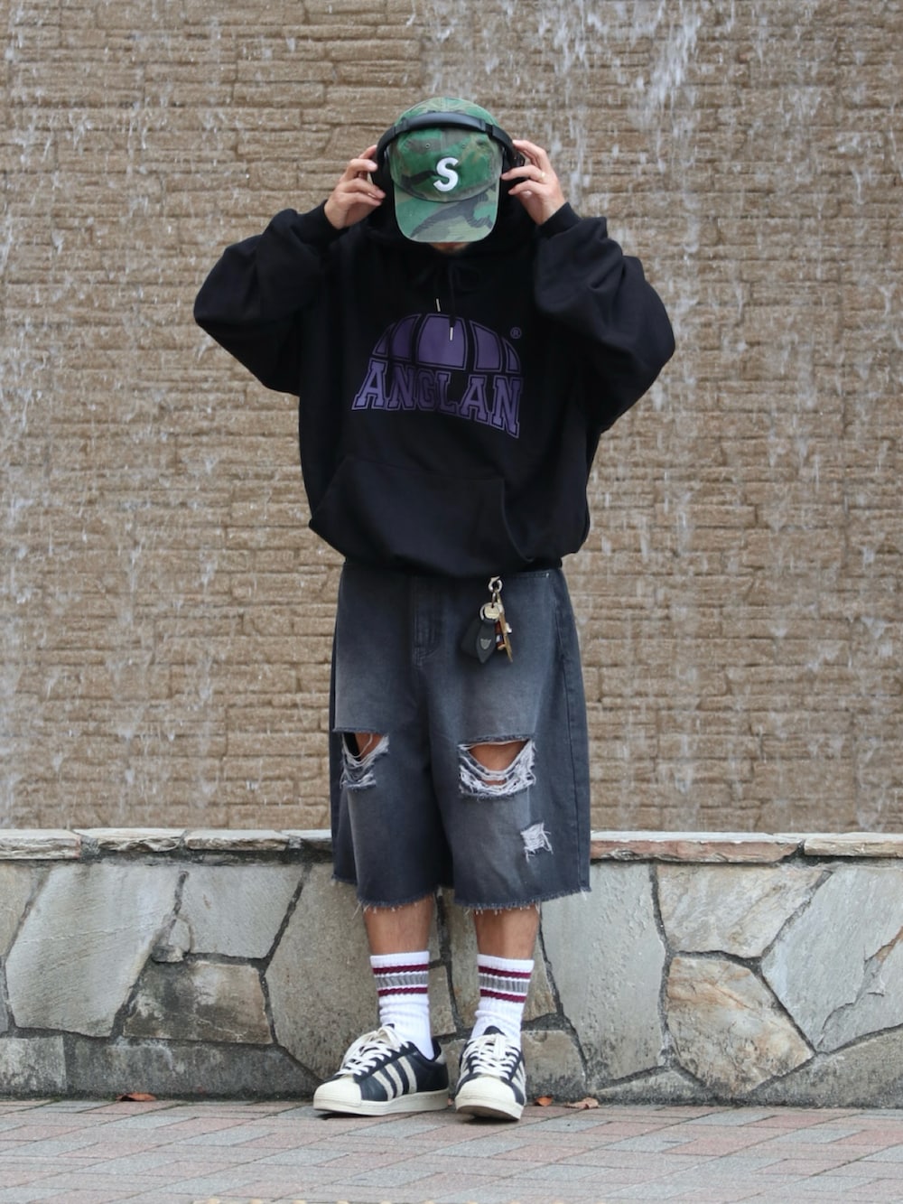 ブラック系のパーカー、ブラック系のデニムパンツを着用したメンズの秋コーディネートの3枚目の写真