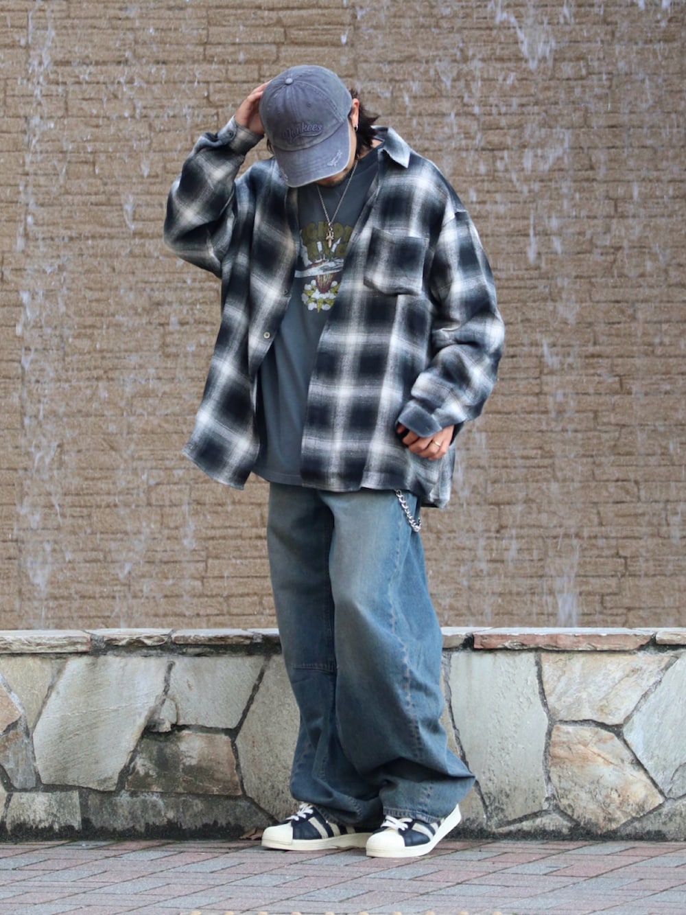 ブラック系のシャツ/ブラウス、ブラック系のTシャツ/カットソー、ブルー系のデニムパンツを着用したメンズの秋コーディネートの2枚目の写真