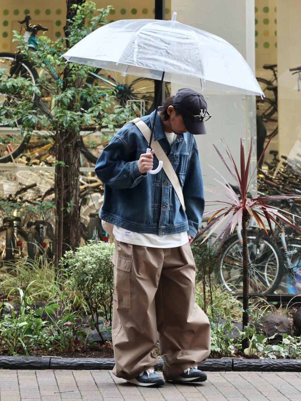 ブルー系のデニムジャケット、ベージュ系のその他パンツを着用したメンズの冬コーディネートの2枚目の写真