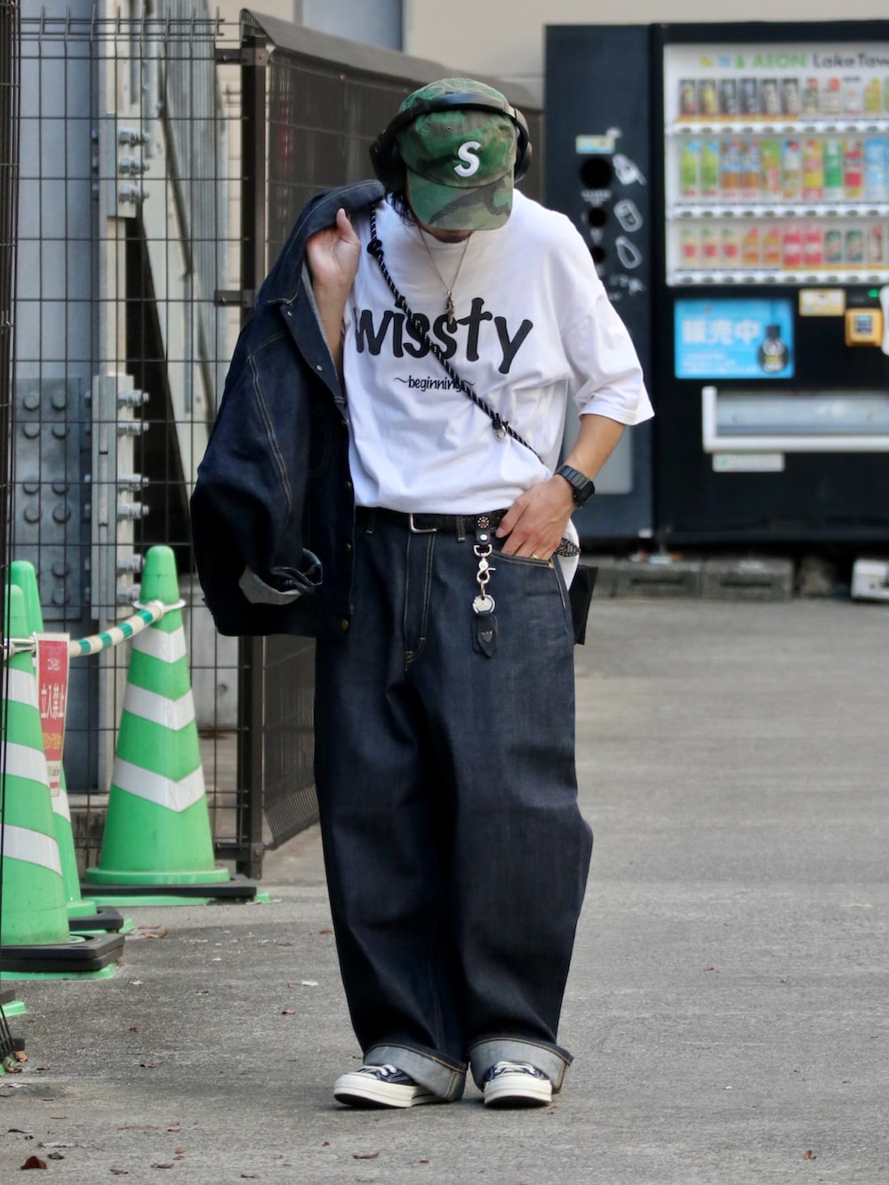 ブルー系のデニムジャケット、ホワイト系のTシャツ/カットソー、ブルー系のデニムパンツを着用したメンズの夏コーディネートの3枚目の写真