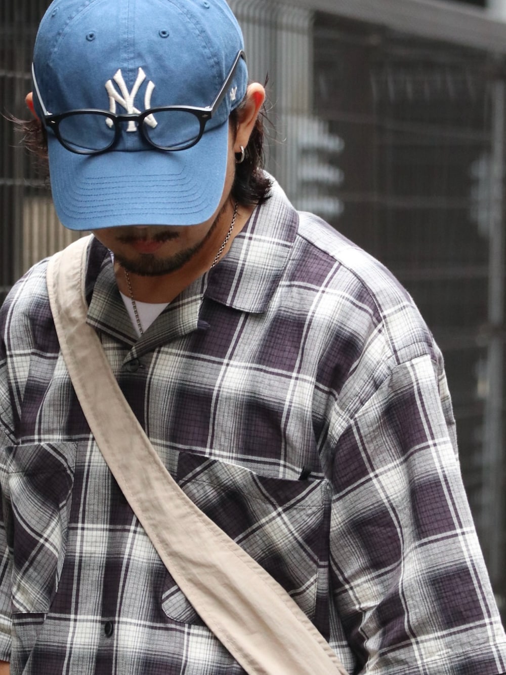 ブラック系のシャツ/ブラウス、ベージュ系のパンツ、シルバー系のピアス（片耳用）を着用したメンズの夏コーディネートの2枚目の写真