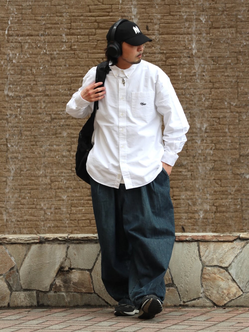 ブルー系のデニムパンツ、ホワイト系のシャツ/ブラウスを着用したメンズの春コーディネートの2枚目の写真
