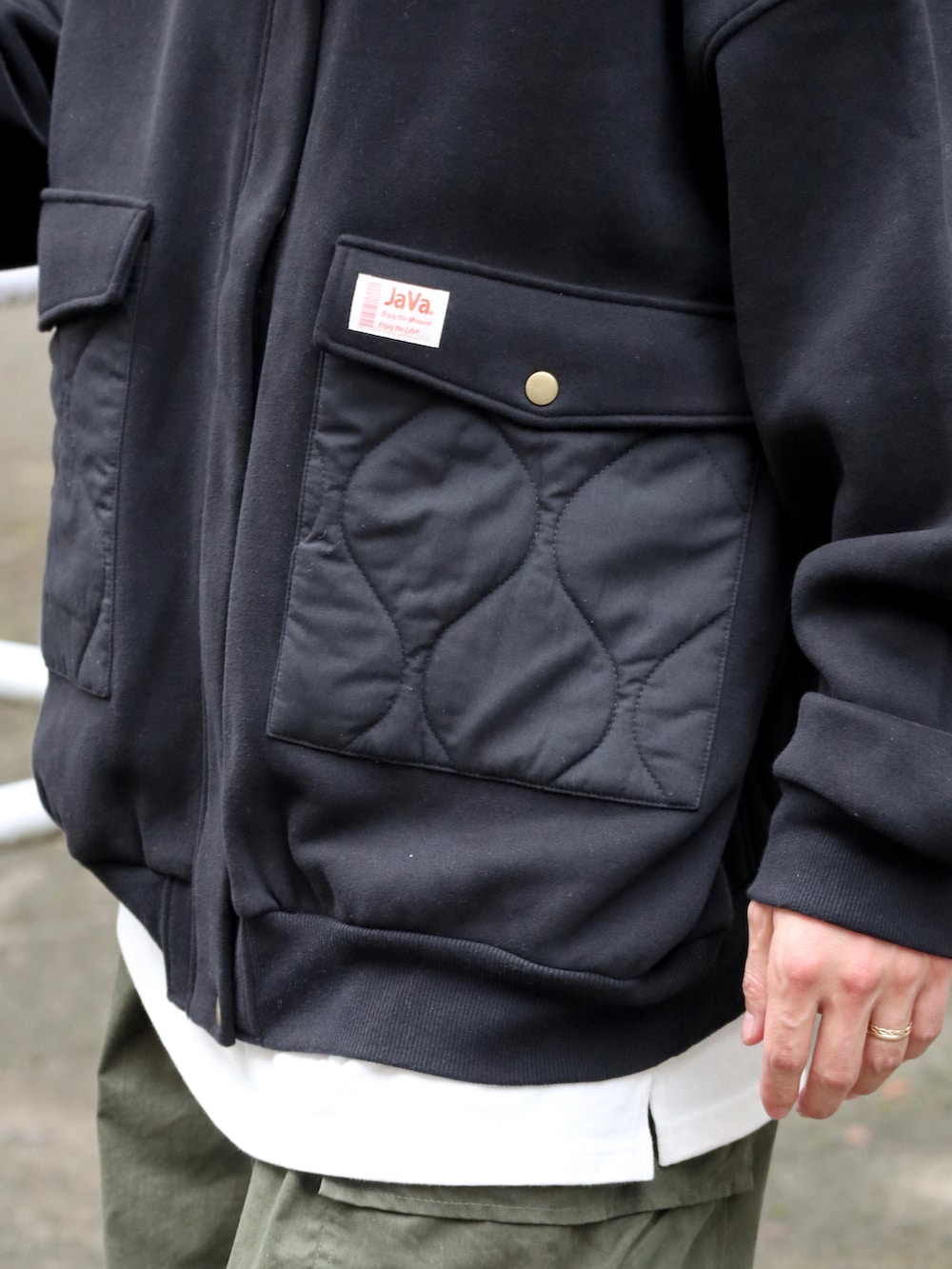 ブラック系のブルゾン、グリーン系のその他パンツを着用したメンズの秋コーディネートの3枚目の写真