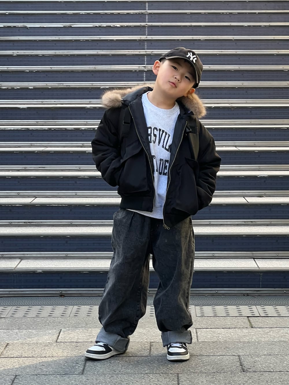 ブラック系のブルゾン、ブラック系のデニムパンツ、ブラック系のその他アウターを着用したメンズの冬コーディネートの2枚目の写真