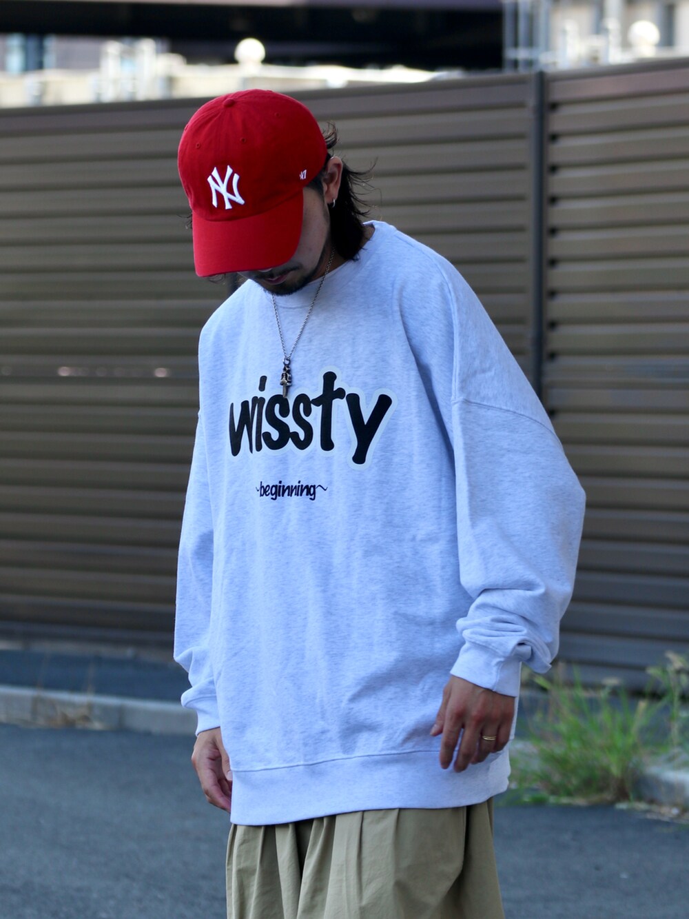 グレー系のスウェットを着用したメンズの夏コーディネートの2枚目の写真