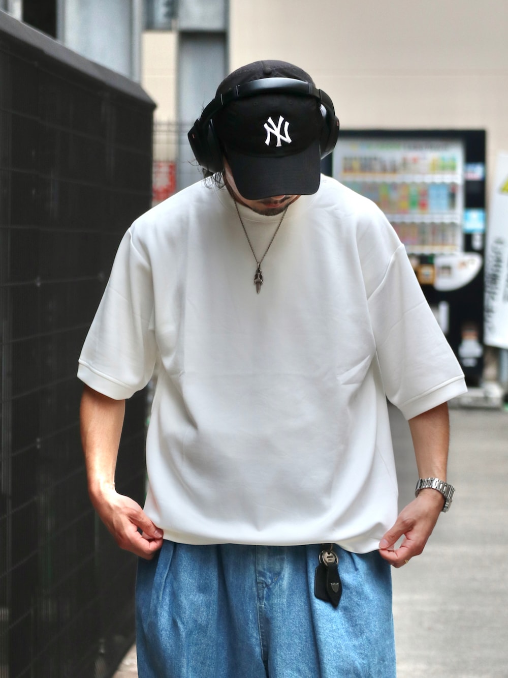 ホワイト系のTシャツ/カットソー、ブルー系のデニムパンツを着用したメンズの夏コーディネートの3枚目の写真