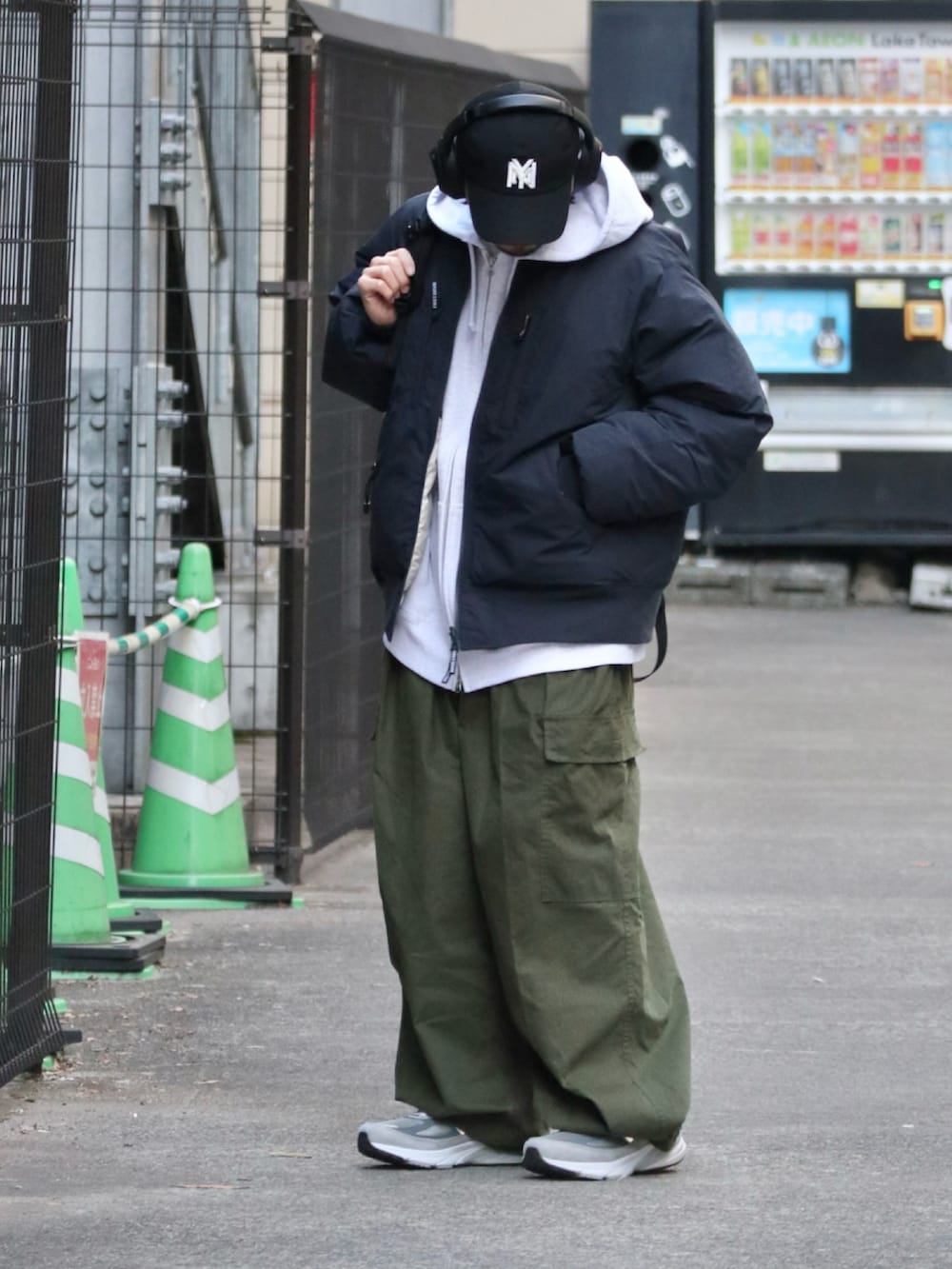 ブルー系のダウンジャケット/コート、グレー系のパーカー、グリーン系のその他パンツを着用したメンズの冬コーディネートの2枚目の写真