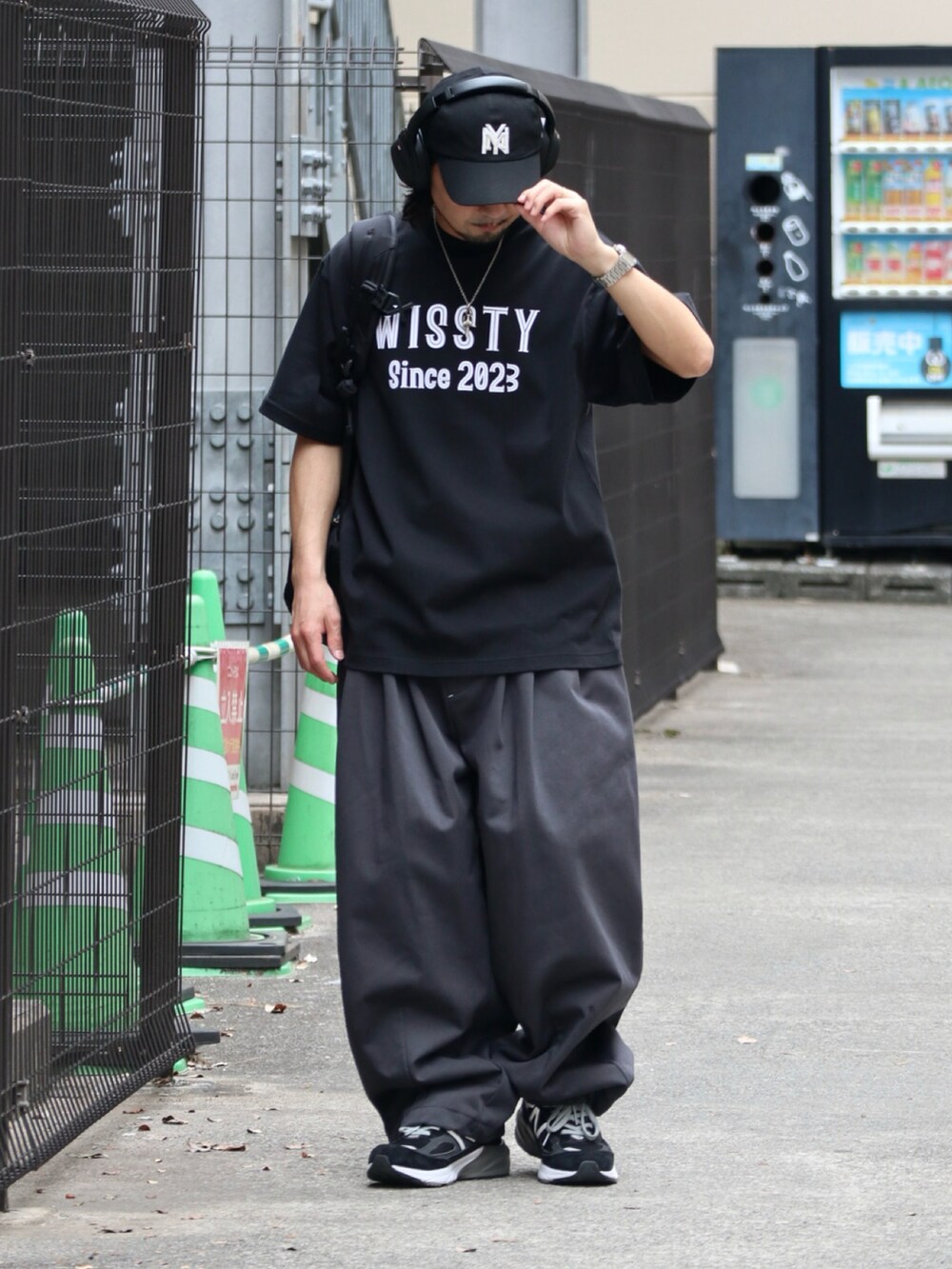 ブラック系のTシャツ/カットソー、グレー系のその他パンツ、ブラック系のスニーカーを着用したメンズの春コーディネートの2枚目の写真