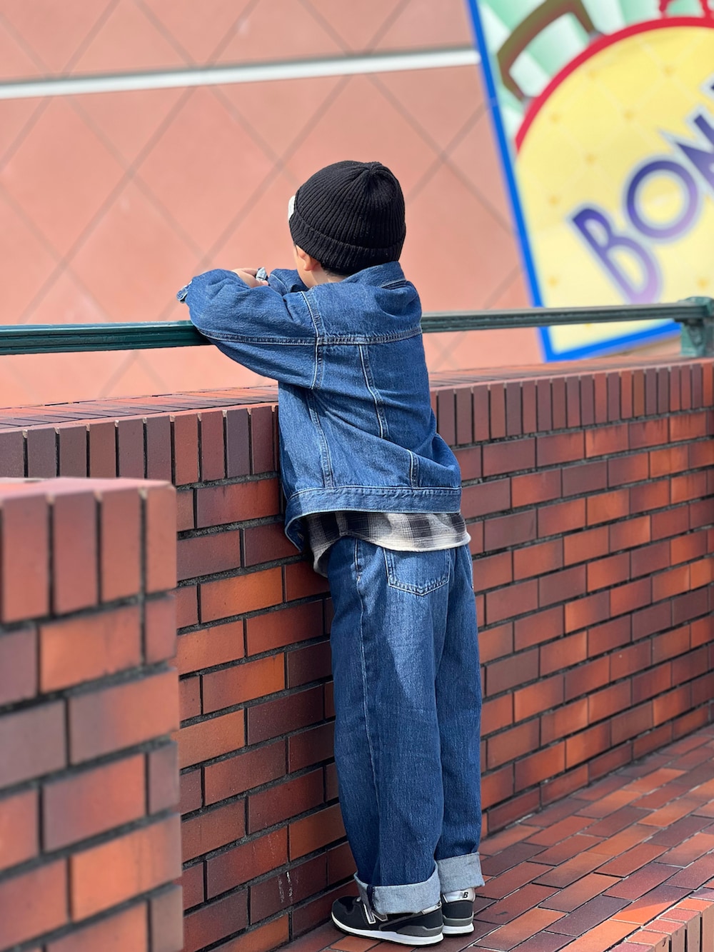 ブルー系のデニムジャケット、ブラック系のシャツ/ブラウス、ブルー系のデニムパンツを着用したキッズの春コーディネートの3枚目の写真