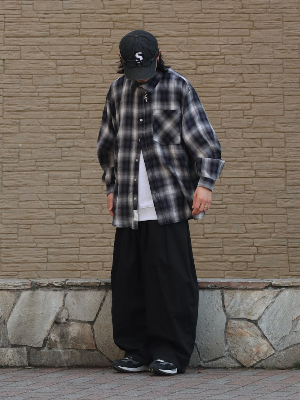 ブラック系のシャツ/ブラウス、シルバー系のピアス（片耳用）を着用したメンズの春コーディネートの2枚目の写真