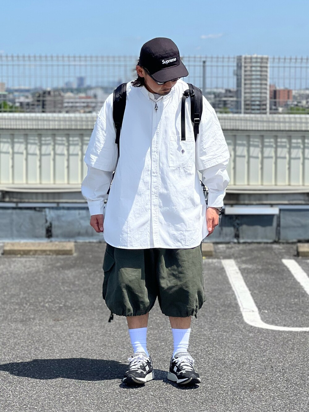 ホワイト系のシャツ/ブラウス、グリーン系のその他パンツ、ブラック系のスニーカーを着用したメンズの春コーディネートの2枚目の写真