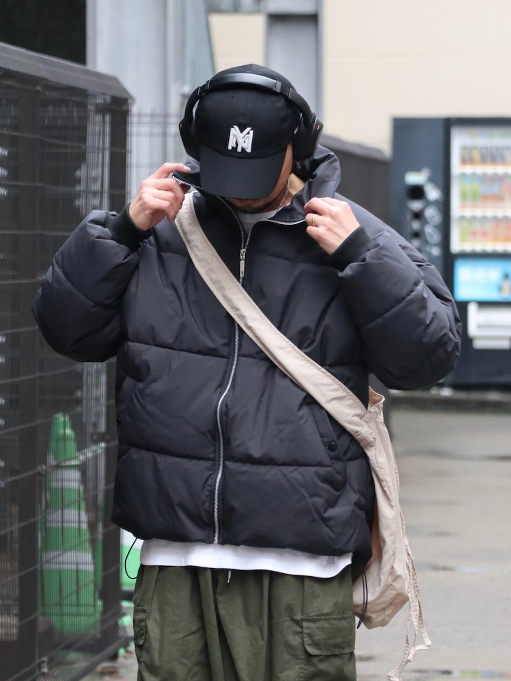 ブラック系のダウンジャケット/コート、グリーン系のその他パンツを着用したメンズの冬コーディネートの3枚目の写真