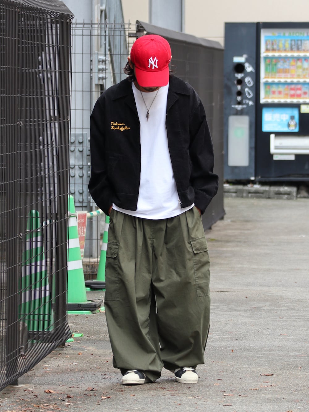 ブラック系のその他アウター、グリーン系のその他パンツ、シルバー系のピアス（片耳用）を着用したメンズの秋コーディネートの3枚目の写真