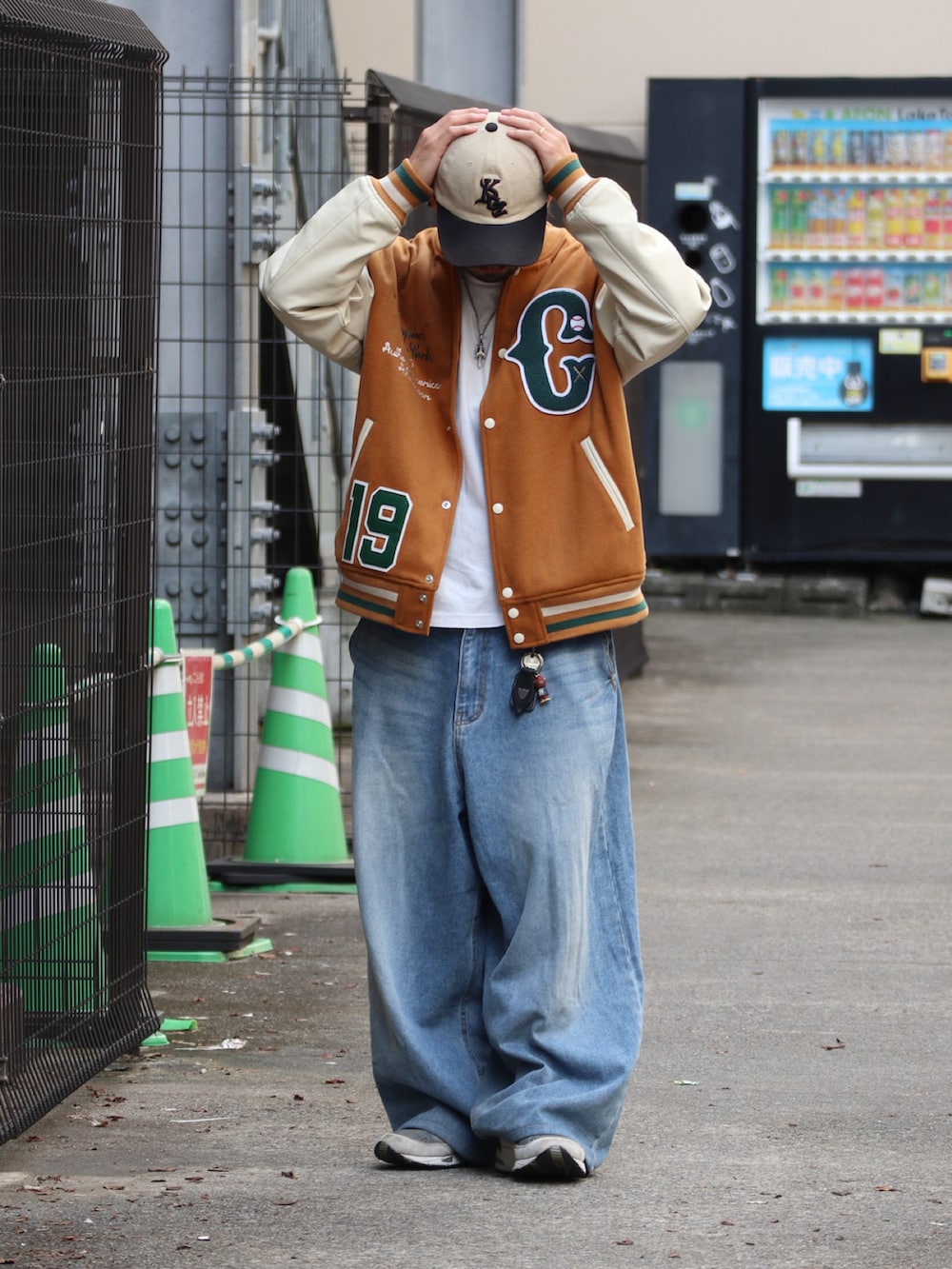 イエロー系のその他アウター、シルバー系のピアス（片耳用）を着用したメンズの秋コーディネートの2枚目の写真