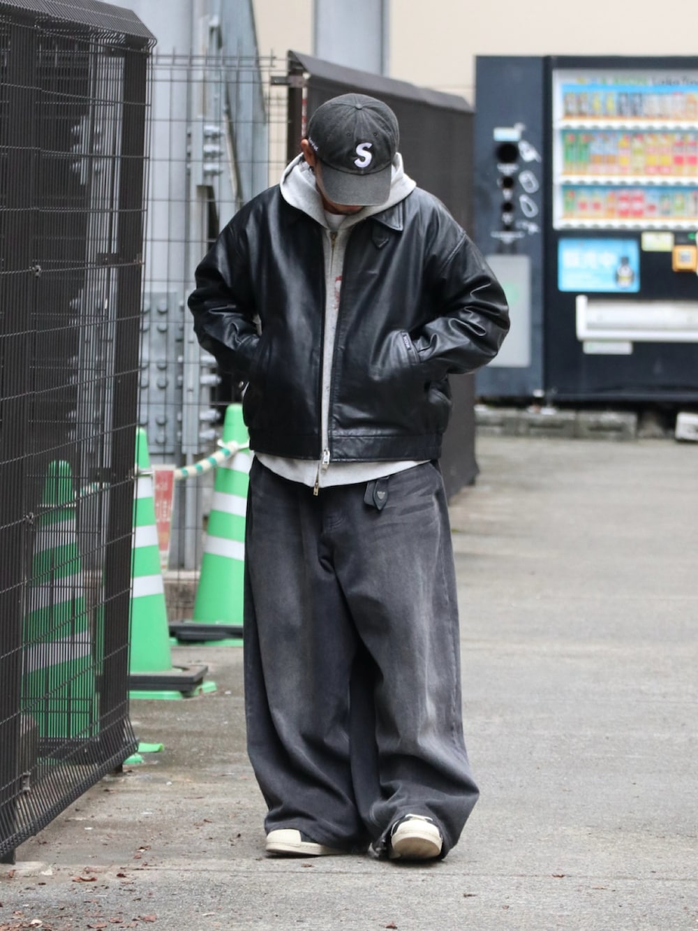 ブラック系のライダースジャケットを着用したメンズの秋コーディネートの3枚目の写真