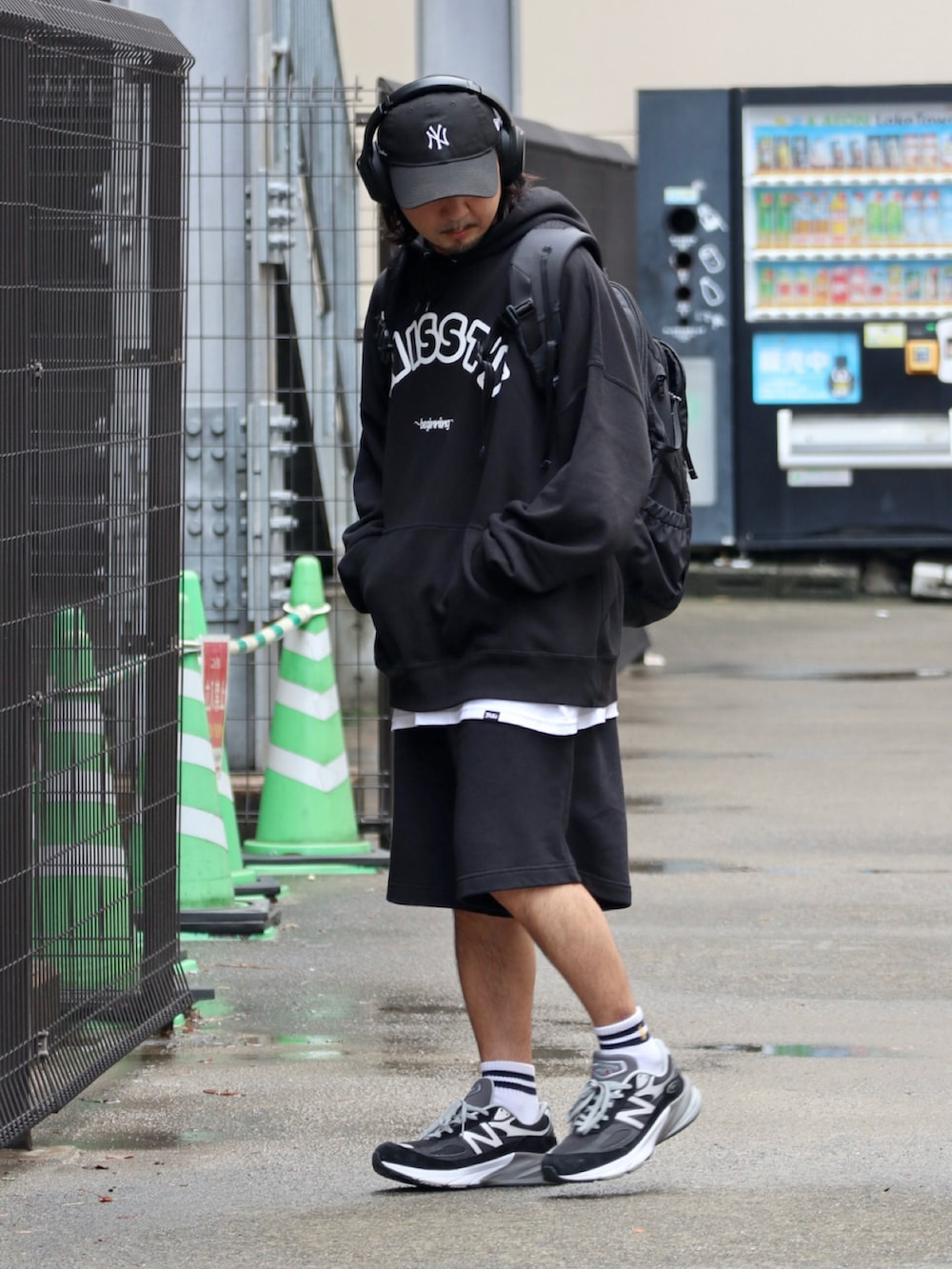 ブラック系のスウェットパンツ、ブラック系のスウェット、ブラック系のスニーカーを着用したメンズの春コーディネートの3枚目の写真