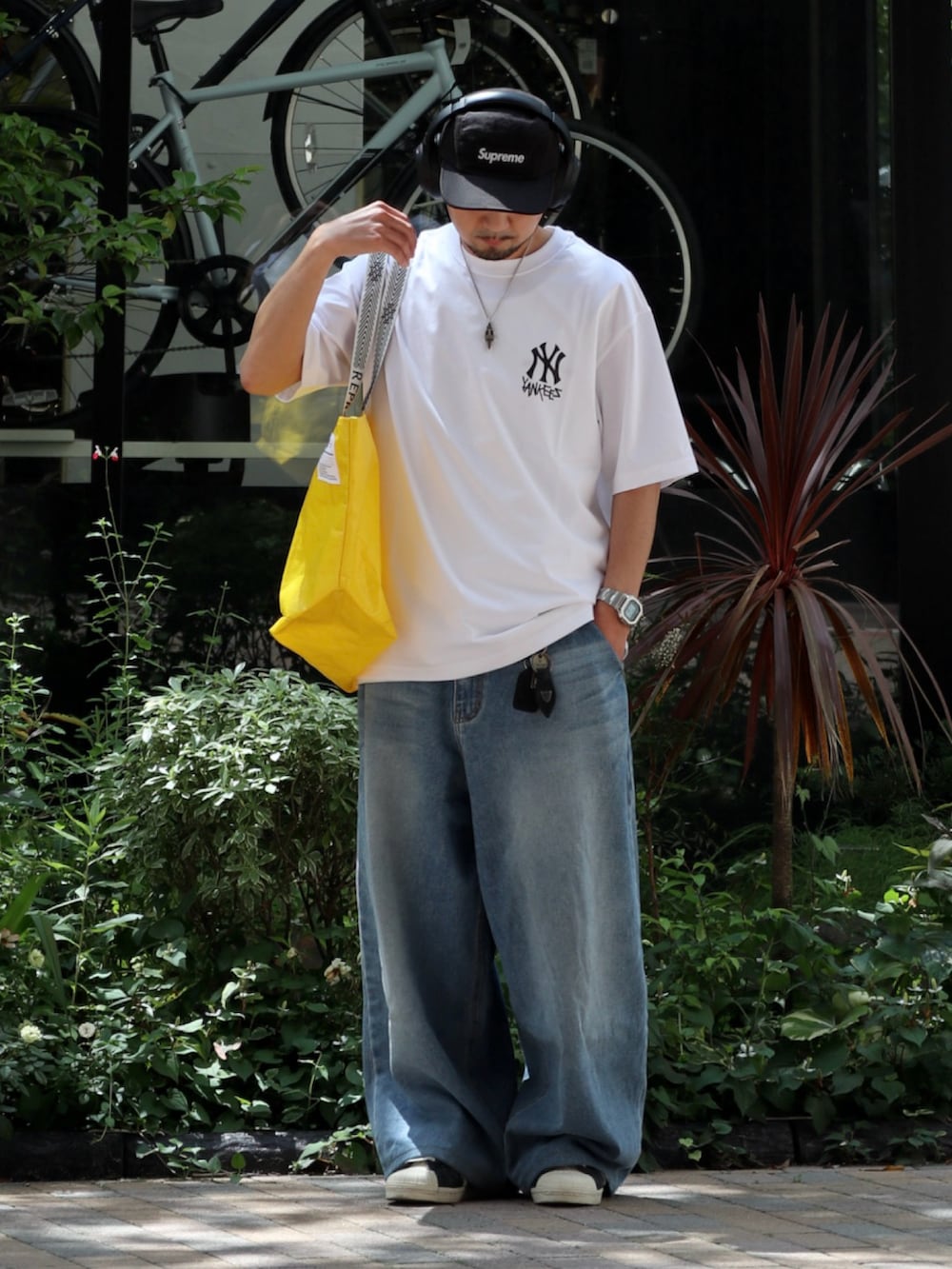 ホワイト系のTシャツ/カットソー、イエロー系のトートバッグを着用したメンズの夏コーディネートの4枚目の写真