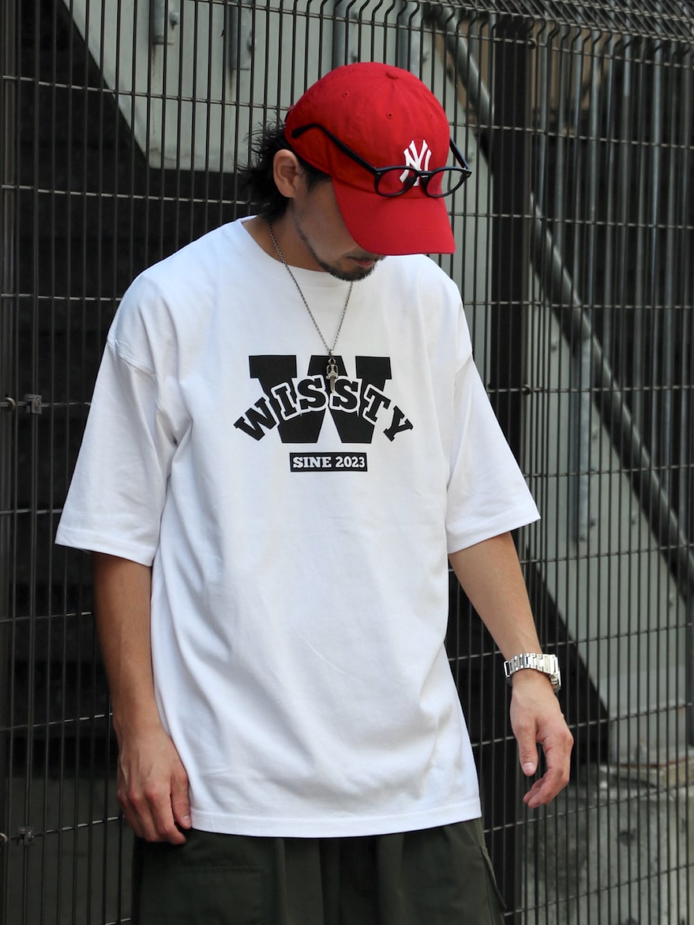 ホワイト系のTシャツ/カットソーを着用したメンズの夏コーディネートの4枚目の写真