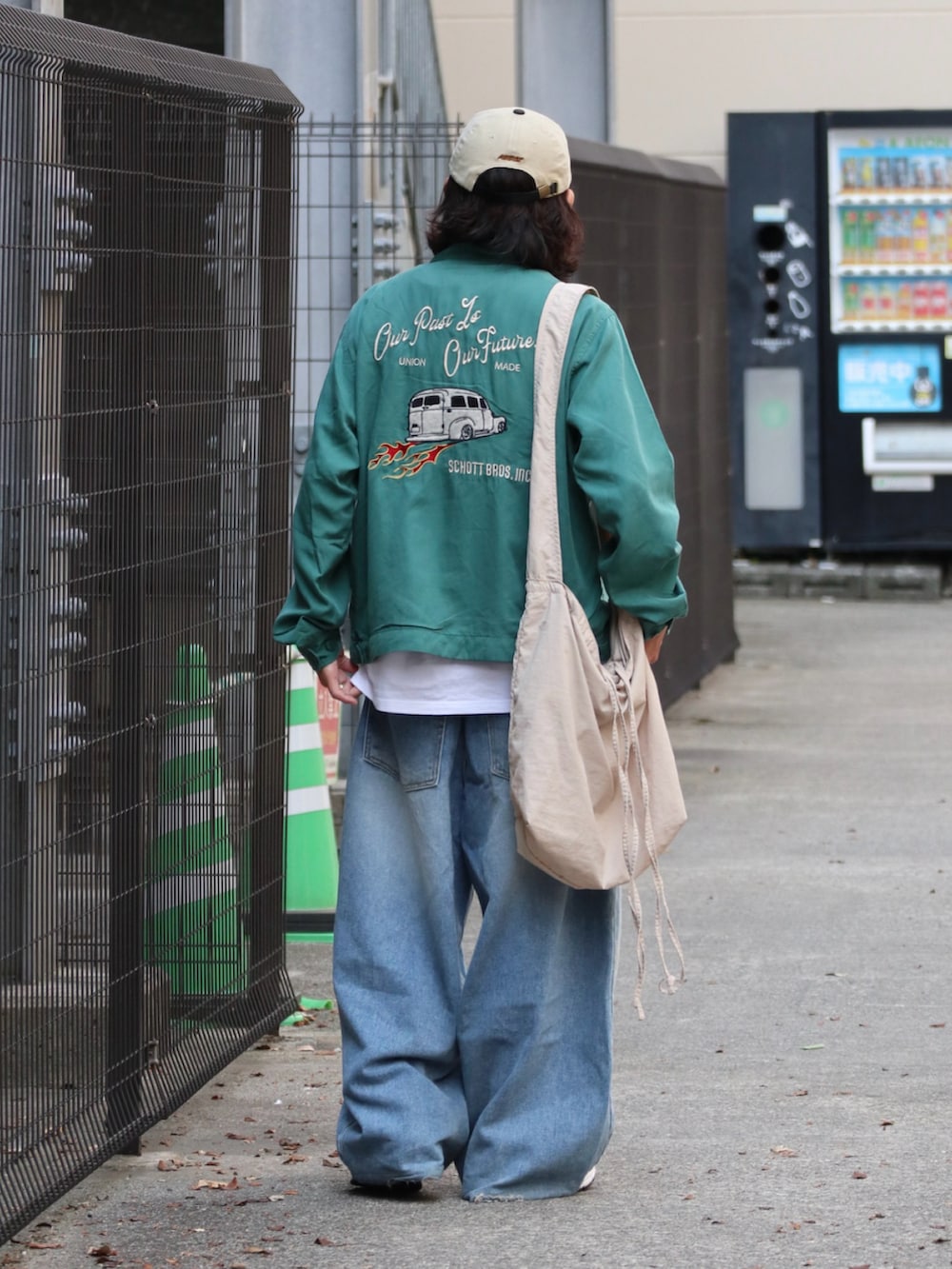 グリーン系のその他アウター、シルバー系のピアス（片耳用）を着用したメンズの秋コーディネートの2枚目の写真