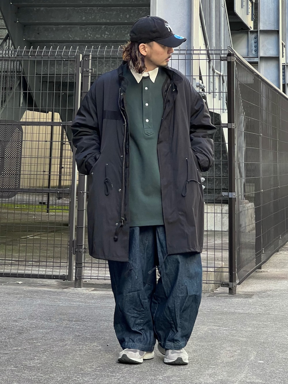 グリーン系のシャツ/ブラウス、ブルー系のデニムパンツ、ブラック系のミリタリージャケットを着用したメンズの冬コーディネートの2枚目の写真