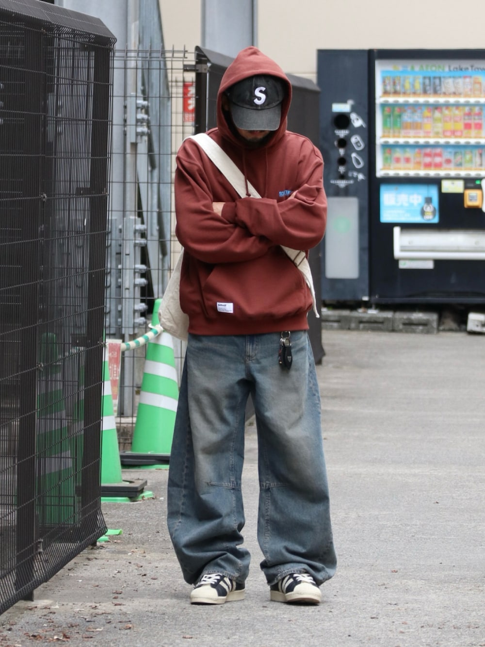 ブラウン系のパーカー、ブルー系のデニムパンツを着用したメンズの秋コーディネートの2枚目の写真