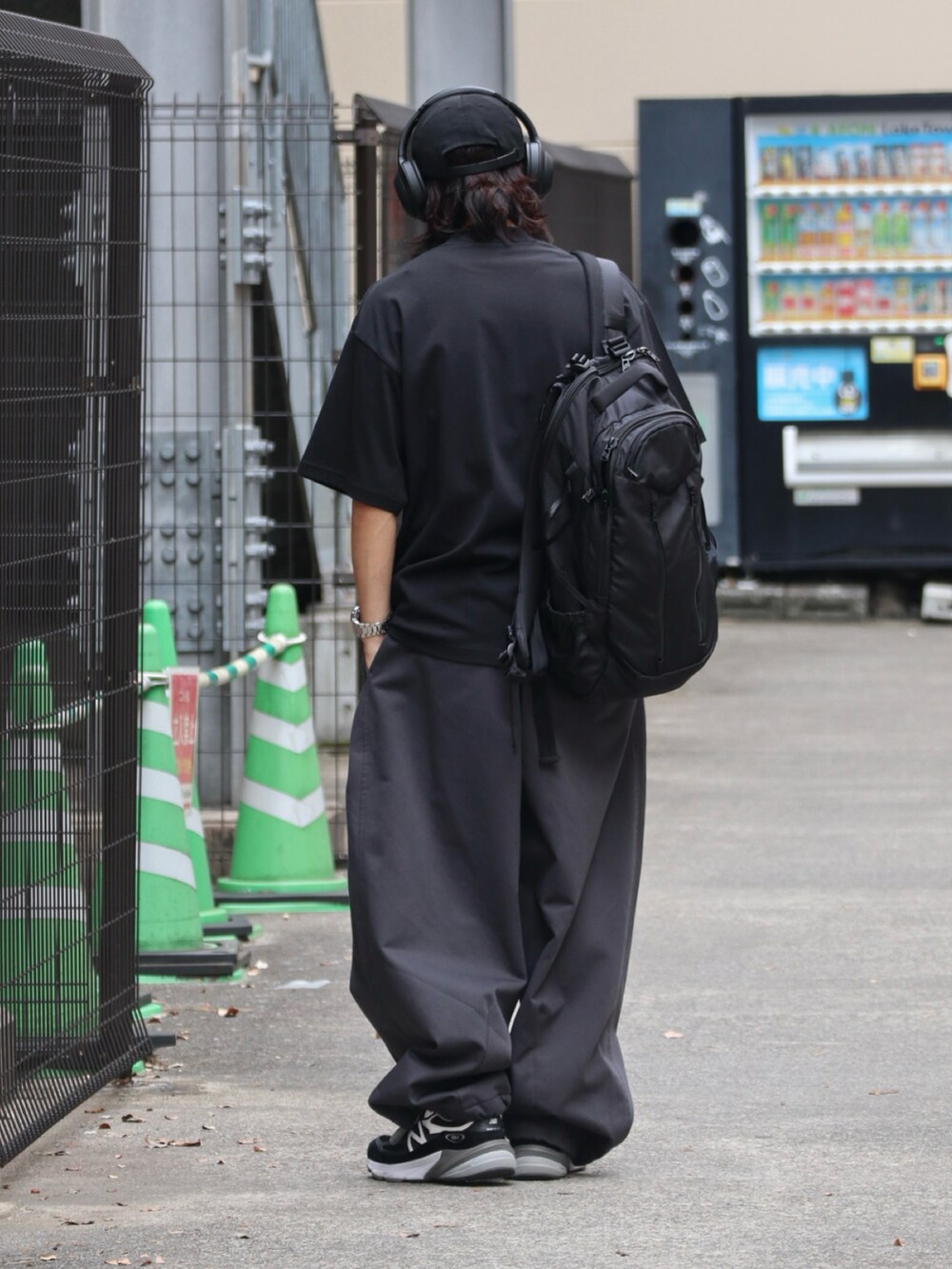 ブラック系のTシャツ/カットソー、グレー系のその他パンツ、ブラック系のスニーカーを着用したメンズの春コーディネートの4枚目の写真