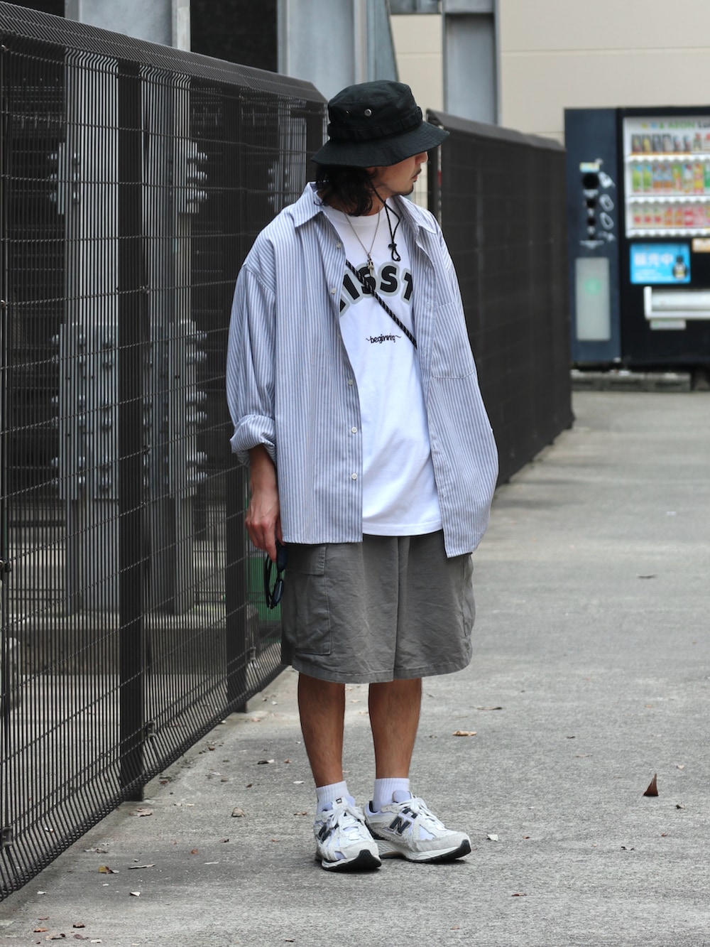 ホワイト系のTシャツ/カットソー、ブラック系のシャツ/ブラウス、グレー系のその他パンツを着用したメンズの夏コーディネートの2枚目の写真