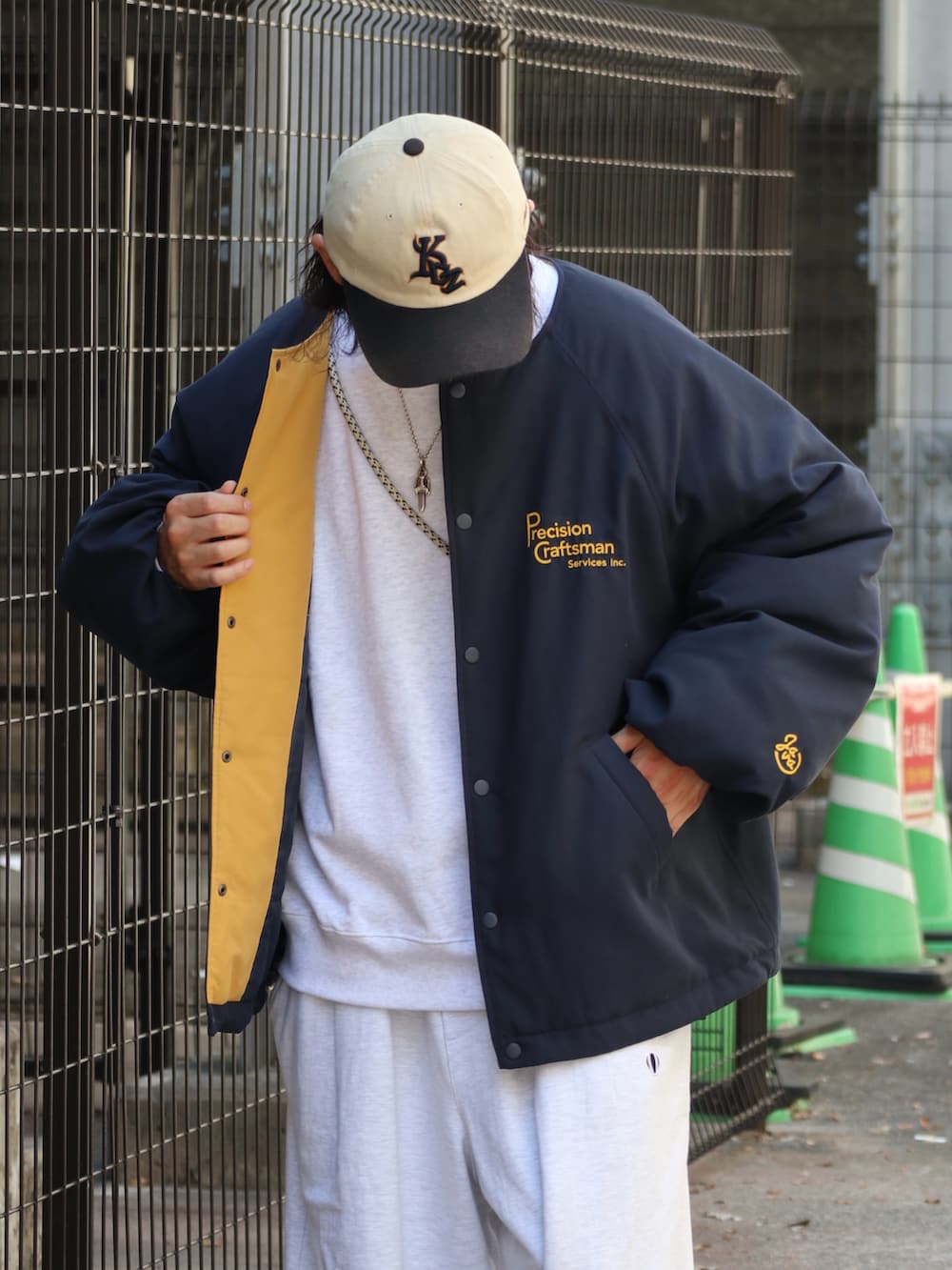 ブルー系のブルゾン、ホワイト系のスウェットパンツ、ブルー系のスニーカーを着用したメンズの秋コーディネートの2枚目の写真